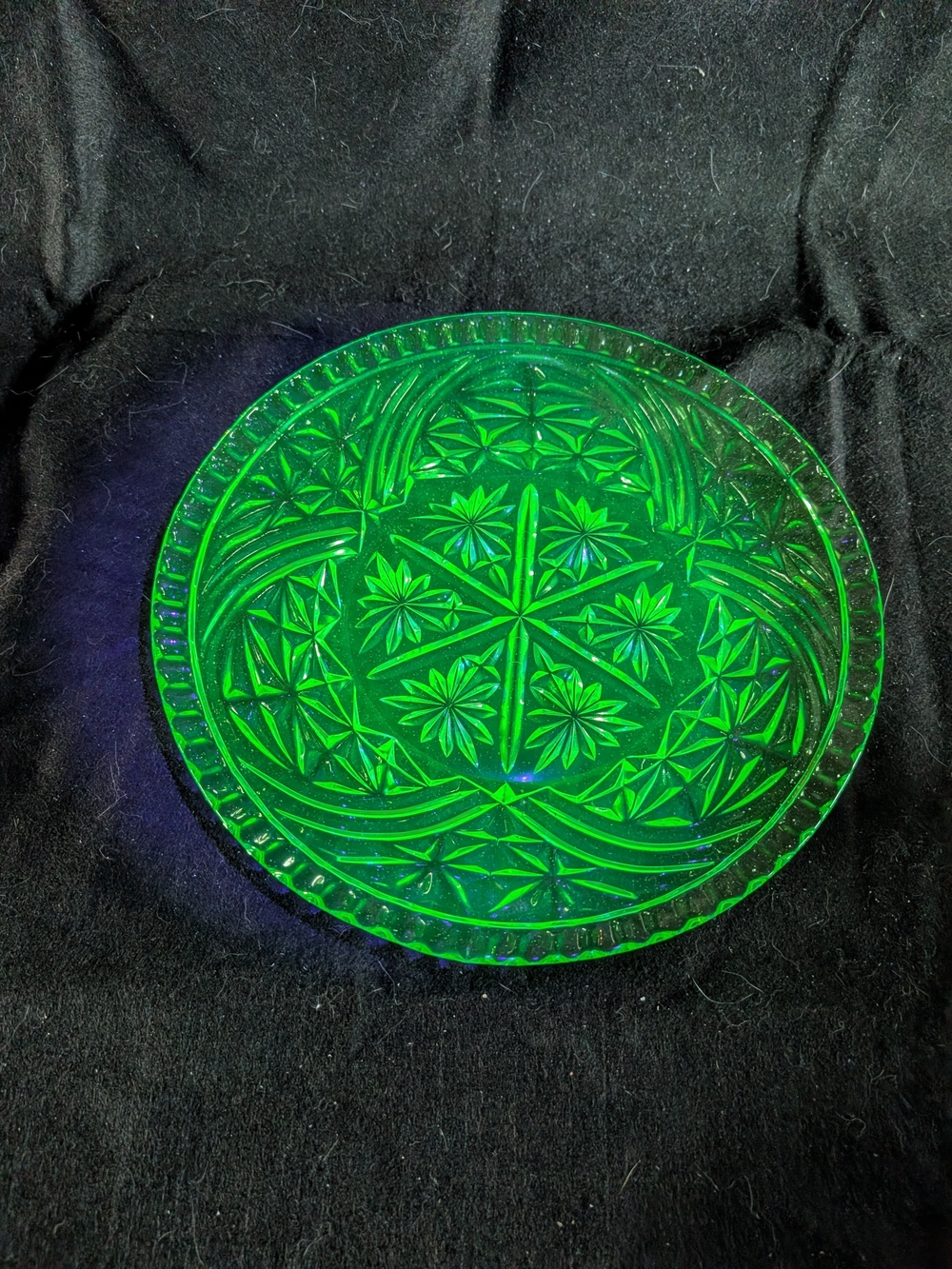2/100$ Vintage Green uranium Pressed Glass Serving Plate